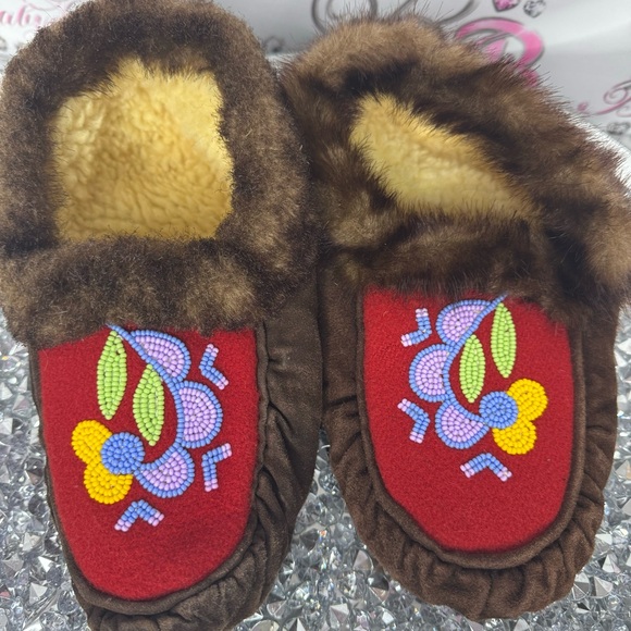 Moccasins handmade mukluks fur Sherpa suede leather beaded floral Inuit native - Picture 10 of 14